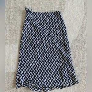 Houndstooth pattern chiffon midi skirt. Size 2